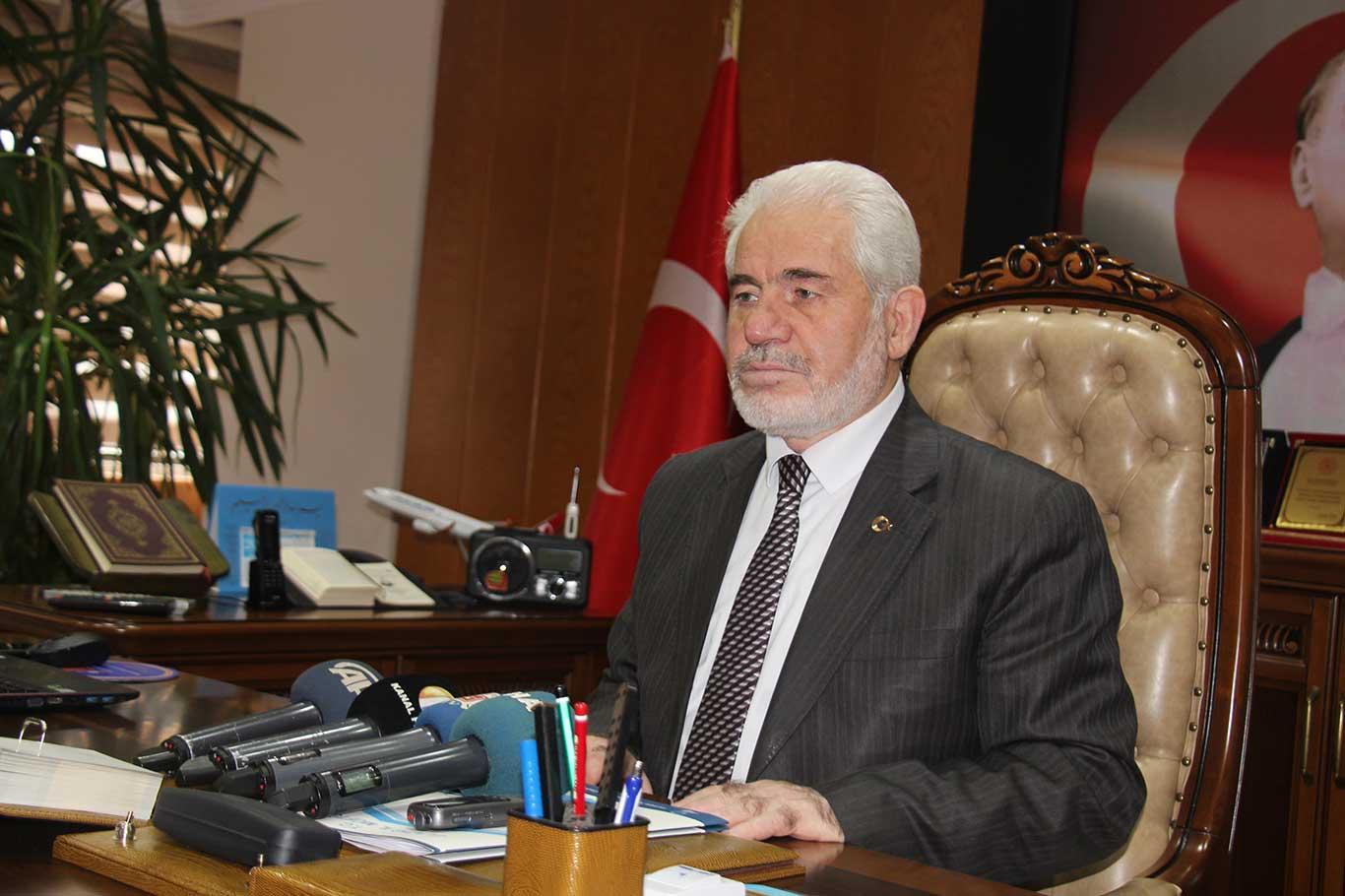 "Tabureler üzerinde namaz kılmak camilerin siluetine uymuyor" "Tabureler üzerinde namaz kılmak camilerin siluetine uymuyor"